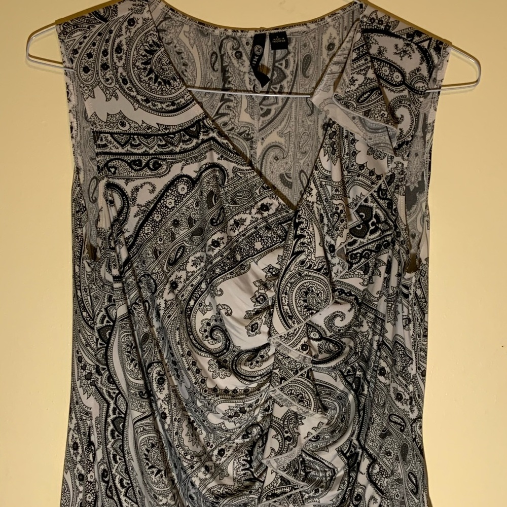 White and black sleeveless side V-neck wit ruffle